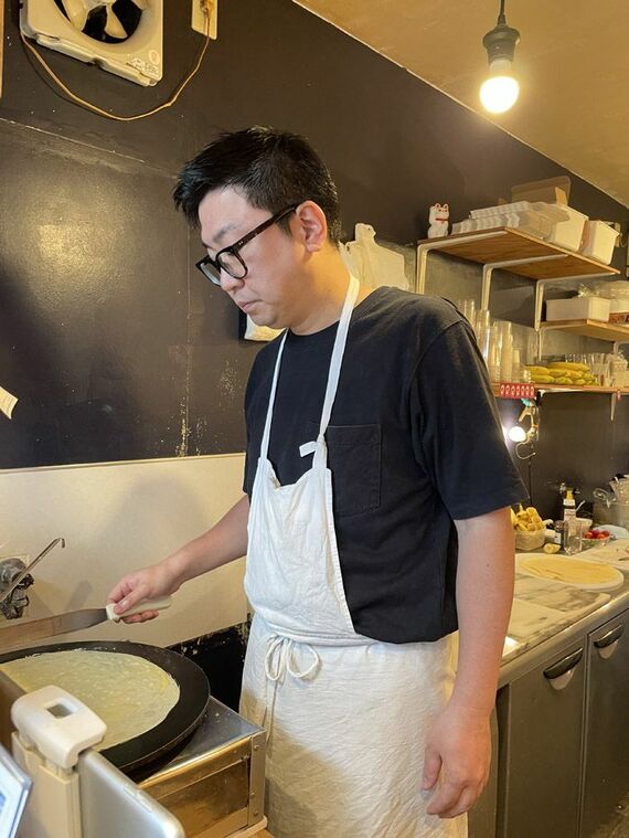 生地を焼く要平さん