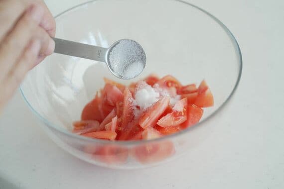 塩と砂糖を加えたトマト