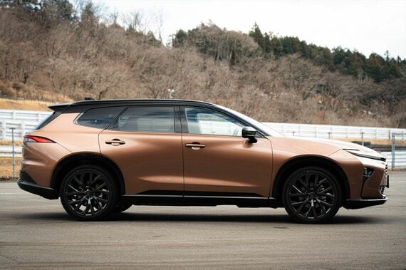 プロポーションや車高の高さからもSUVであることがわかる(写真:トヨタ自動車)