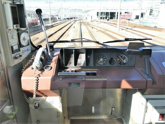 大型の窓で前方の見通しがよい