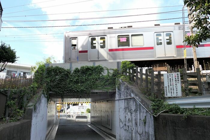 線路と歩行者通路も