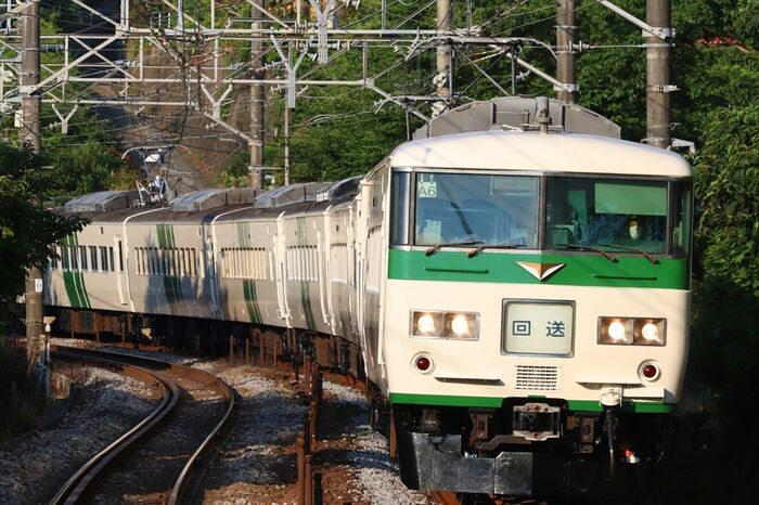 「回送」の幕を表示した姿