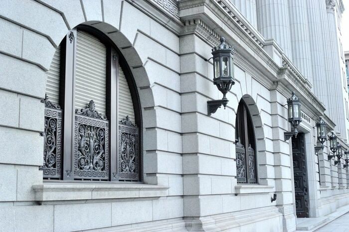 道沿いを歩くとグリル装飾とランタン型装飾が目を引く