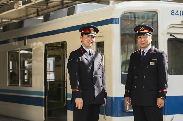 坂戸駅管区の栁管区長（右）と武州長瀬駅の池澤駅長
