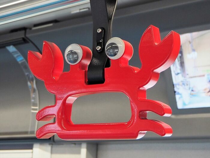 車内には「カニ」の吊り革も