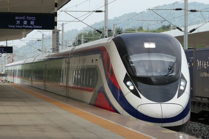 ヴァンヴィエン到着の列車。ホーム入線時が貴重な撮影チャ