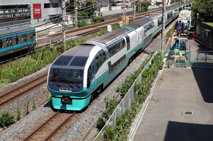 「スーパービュー踊り子」251系も2階建て車を