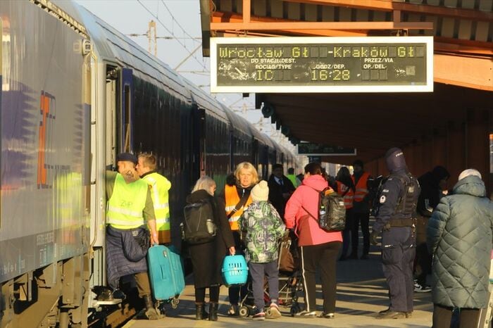 ワルシャワ行き列車に乗り込む人々