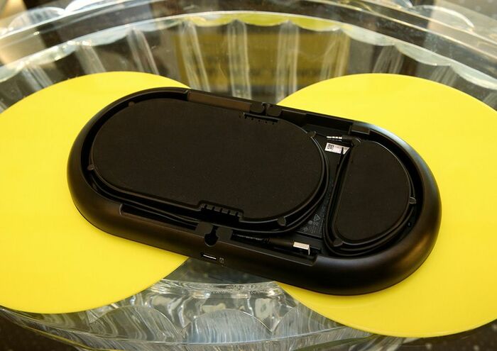 コードは背面にすっきりと収納できる