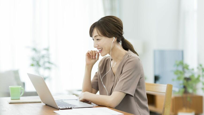 コロナ禍でのリモート会議、移動中の音楽や動画鑑賞。イヤホンを使用する頻度が増えましたが……（写真：Mills／PIXTA）この記事の画像を見る(◯枚)