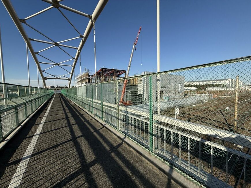 村岡新駅予定地付近で線路の南北を結ぶのは、現状、車1台が交互通行するこの跨線橋と雨天時にすぐに冠水する地下通路しかない（筆者撮影）