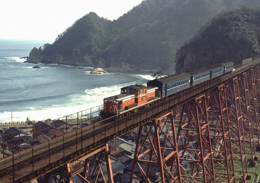 山陰本線の名所、余部鉄橋を渡るDD51形牽引の普通列車（撮影：南正時）