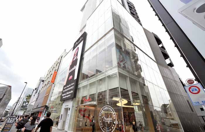 フェンダーの前はアパレルのH&Mが入居していた（撮影：梅谷秀司）