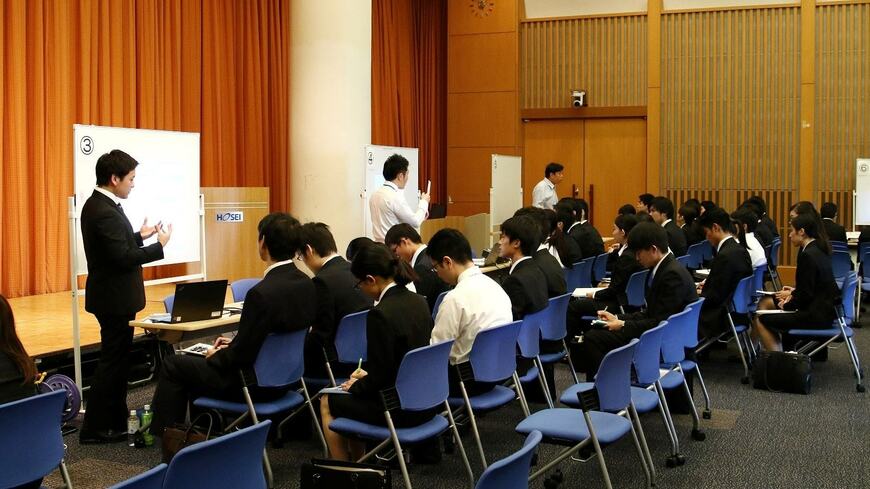 6月にある大学で開催された企業説明会。それから5カ月たち、採用を継続する企業は少なくない （撮影：尾形文繁）