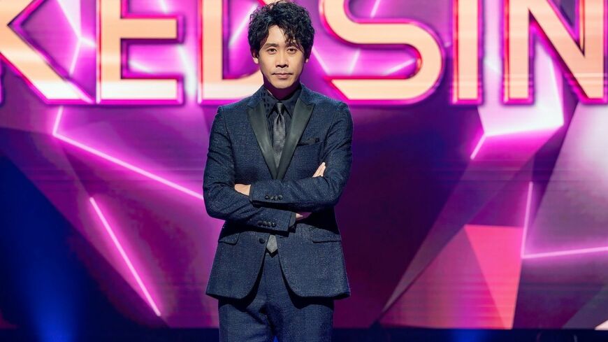 俳優の大泉洋MCのAmazonオリジナル番組『ザ・マスクド・シンガー』Prime Videoで独占配信中。韓国から生まれた世界ヒットの異色のカラオケ番組が日本に初上陸（写真：©2021 Amazon Content Services LLC）