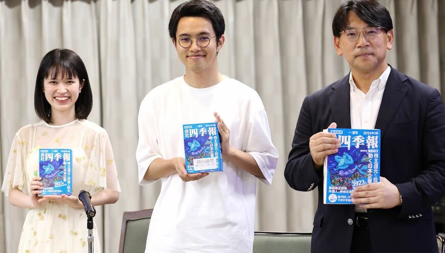 四季報写経の中心メンバー。中央が平田智基さん（イーストベンチャーズ勤務）、左が四季報写経ウーマンさん。平田さんは山川さんのnoteの記事を読んで、四季報写経を開始。「日本のGDPを引き上げるために四季報を配る」という活動を行っている。四季報写経ウーマンさんは平田さんから四季報をもらって四季報写経を始めた（撮影：尾形文繁）