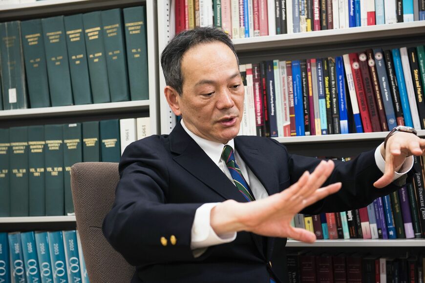 待鳥 聡史（まちどり・さとし）／京都大学法学部教授。1971年生まれ。1993年京都大学法学部卒業。1996年京都大学大学院法学研究科博士後期課程退学。博士（法学）。大阪大学助教授などを経て、2007年より現職。専攻は比較政治論。主な著書として『首相政治の制度分析』（千倉書房、サントリー学芸賞受賞）、『代議制民主主義』（中公新書）、『政治改革再考』（新潮選書）など（撮影：倉科直弘 Naohiro Kurashina）