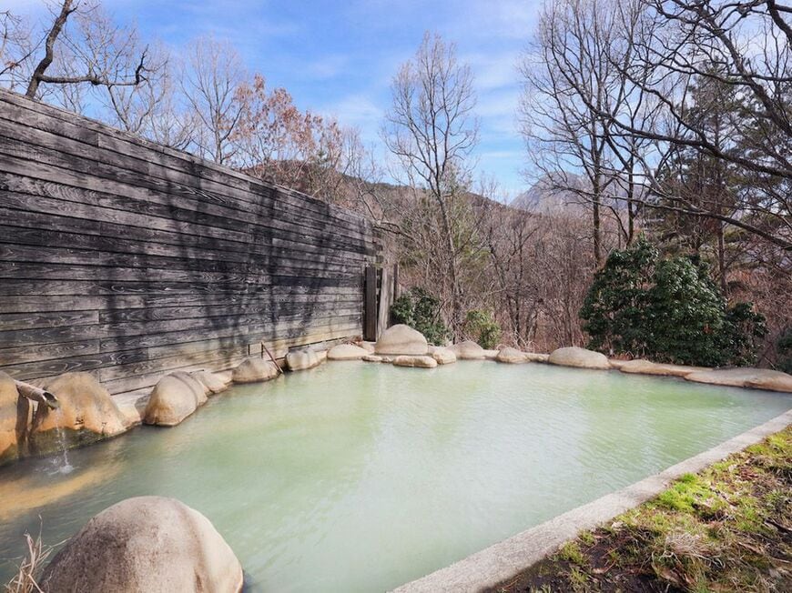 ロッジ虎の湯の露天風呂（写真：トライアル）