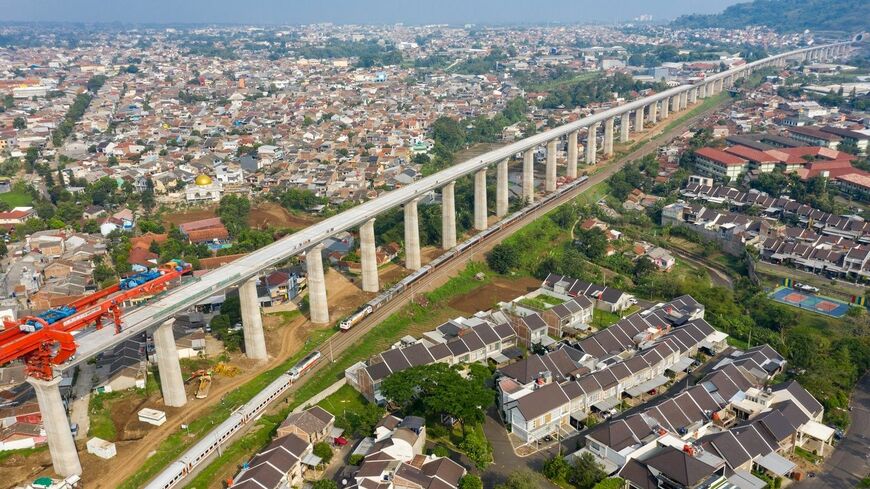 建設が進む高速鉄道（高架）のパダララン付近。KAI在来線と並行している（写真：Kaito Ishikawa）