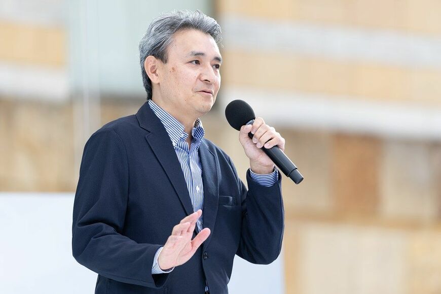 2026年6月18日に発売した日産の新型「キックス」と、その発表会の様子（写真：日産自動車）