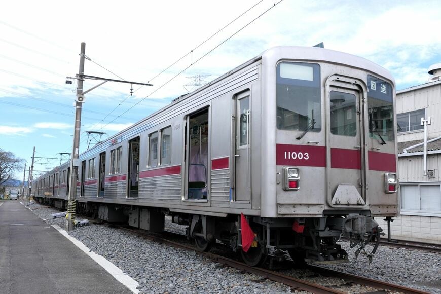 森林公園の車両基地に停まる「10000型」。今回ホームドアの運搬を担うベテラン車両だ＝2025年11月1日（記者撮影）
