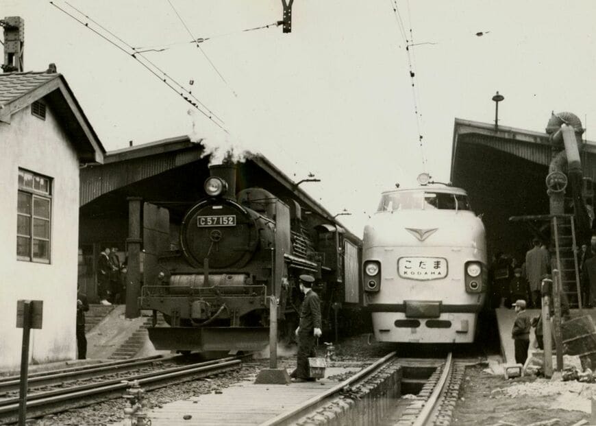 C57形牽引の列車と顔を並べた151系「こだま」。151系はのちに改造されて181系となった（撮影：南正時）