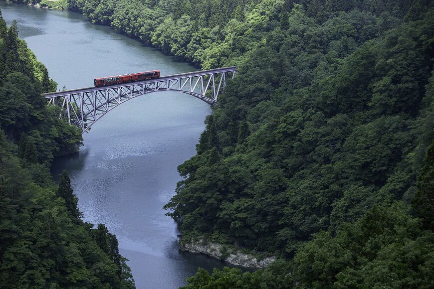 只見線随一の景観として今やインターナショナルな観光名所となった第一只見川橋梁 道の駅付近から遊歩道が延びている（会津桧原ー会津西方間、写真：山井美希）