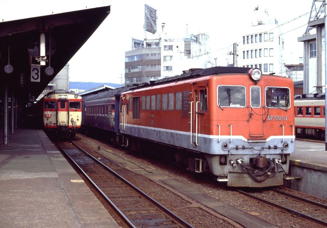 高松駅でキハ58系の急行列車と並ぶ