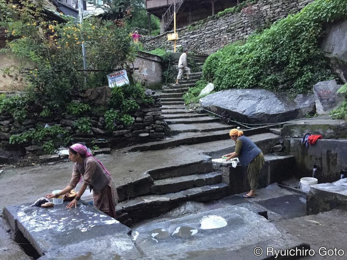 山から流れてくる水で洗濯をする女性たち