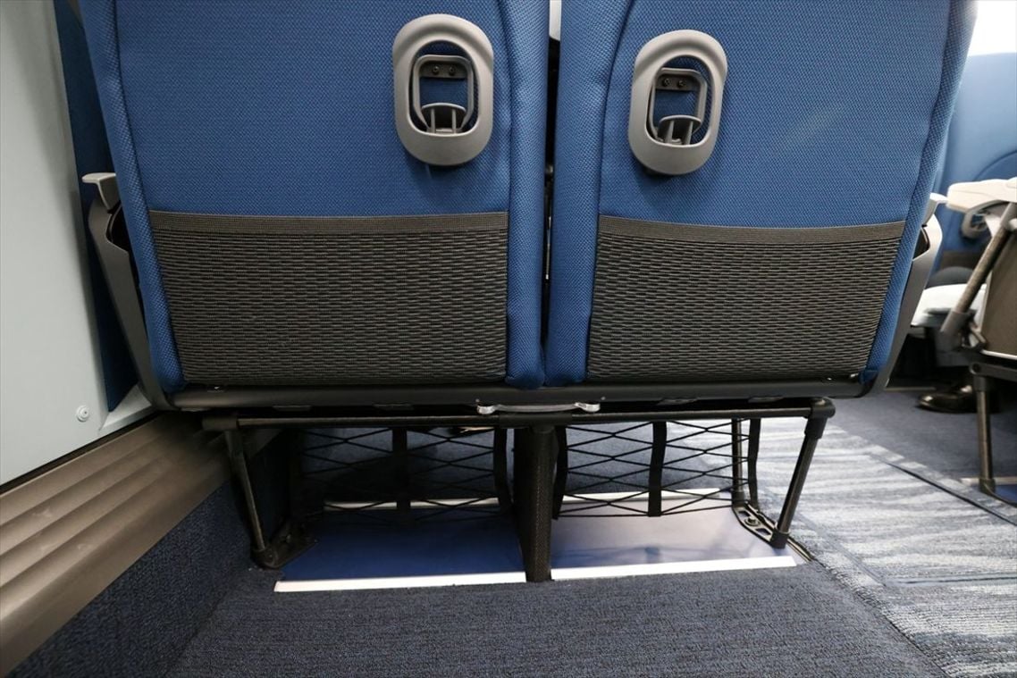 大きな荷物は座席下に置けるようスペースを確保