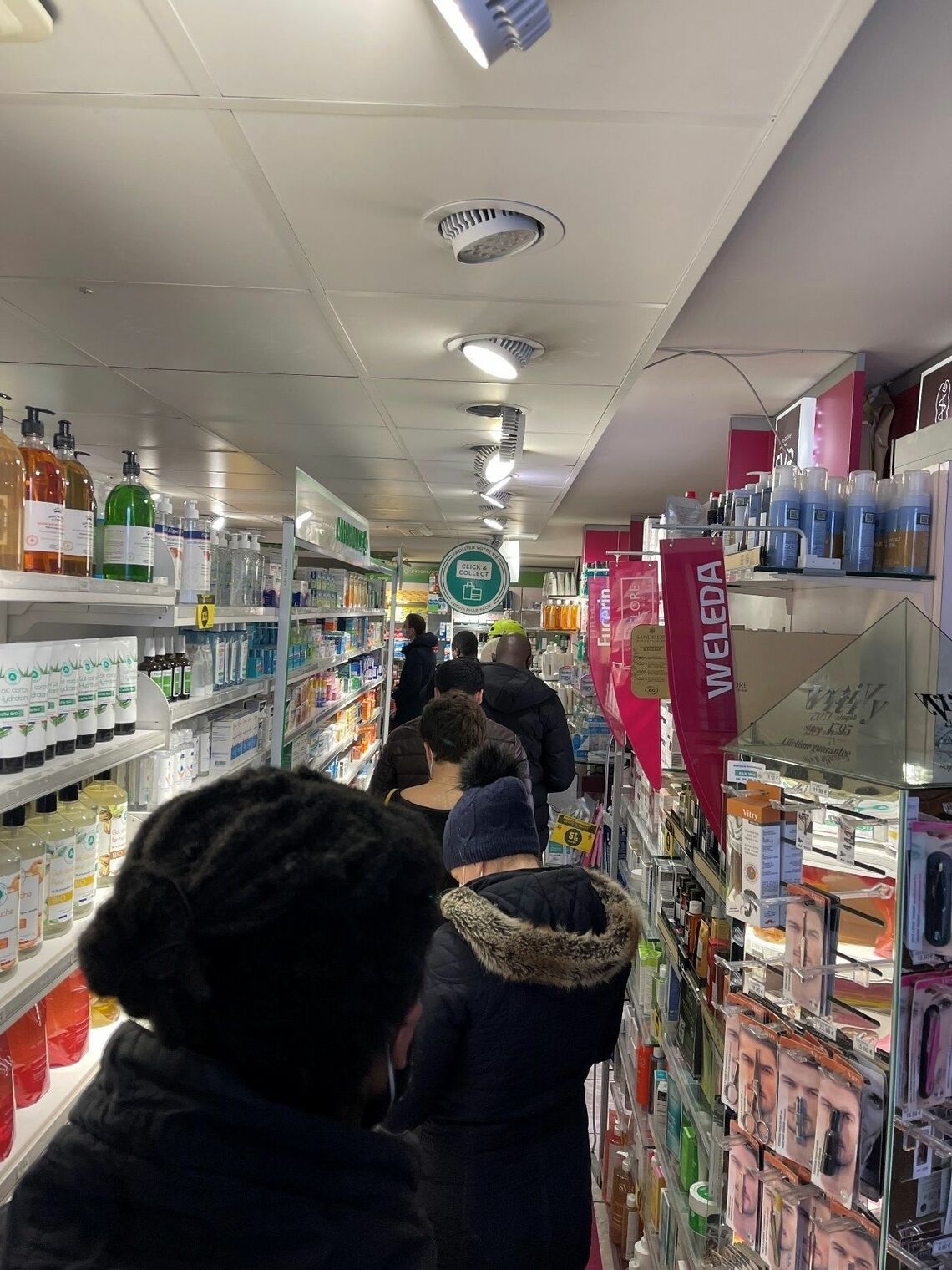 24時間営業で抗原検査を受けることができたパリ市内の薬局。若者中心に大勢の人々が順番待ちしていた（写真：筆者撮影）