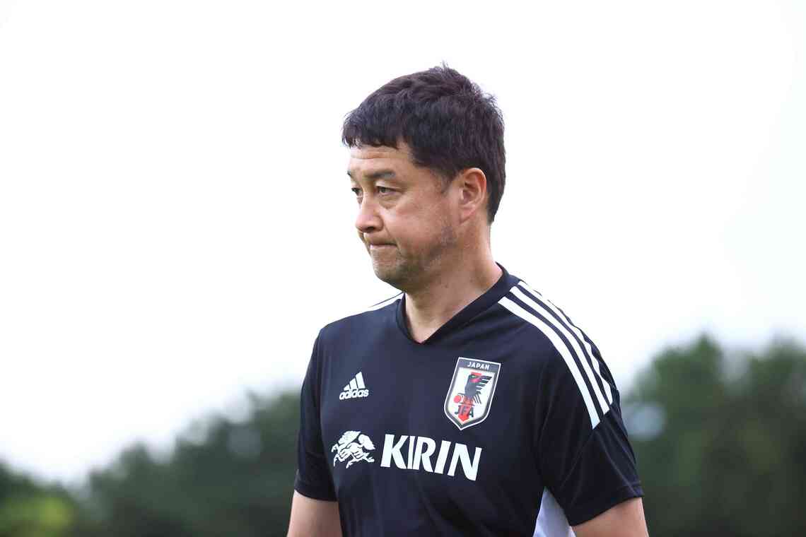 対戦国の分析を行う寺門大輔さん（写真提供：JFA）