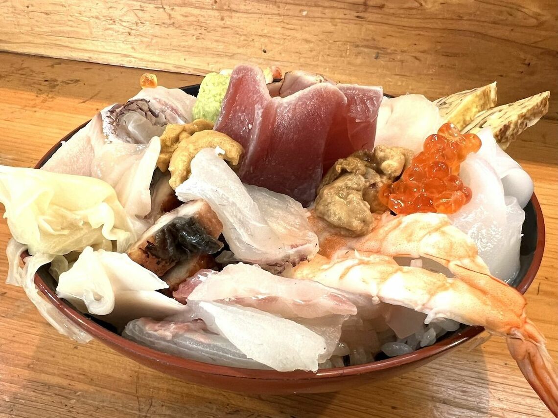 井上氏は役場の前にある「幸柳寿司」では大将と一緒に海鮮丼のメニュー考案も行った。海鮮丼は店一番の人気メニューに（筆者撮影）