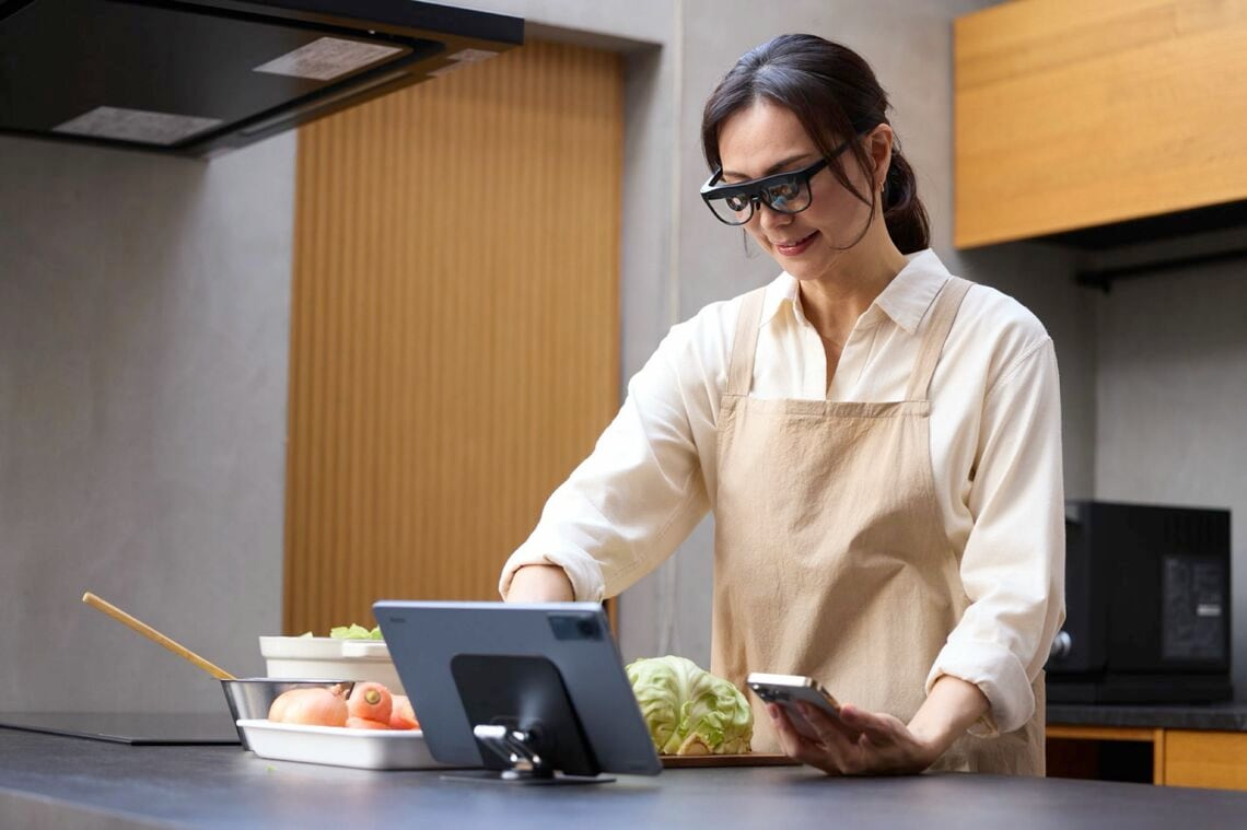 ViXion2を装着して料理をする女性