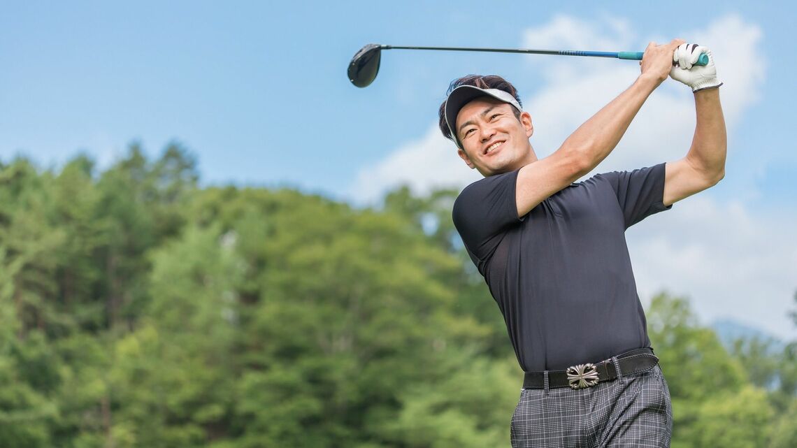 ゴルフを楽しむ男性