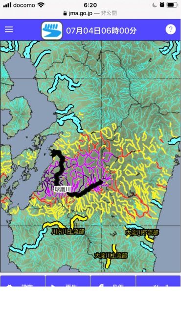 7月4日に球磨川が氾濫したときの洪水危険度分布の表示。氾濫した球磨川は黒く表示されている。また周囲の川も「きわめて危険」を示す濃い紫色や避難が必要な「非常に危険」を示す薄い紫色に表示されている。 （出所）気象庁ホームページ