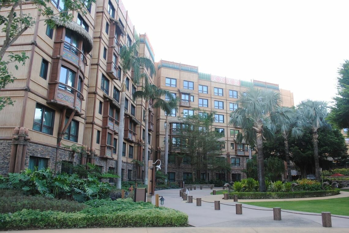 庭園の遊歩道から見たオセアニア棟（左）とアジア棟