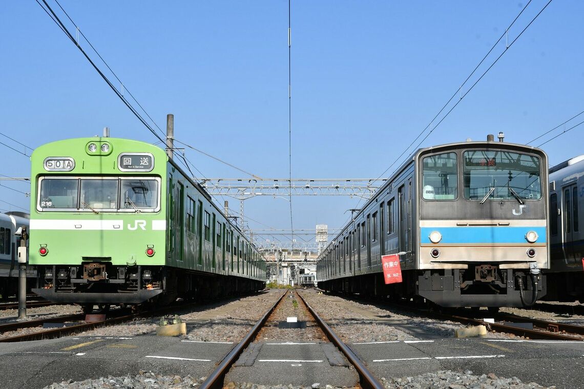 奈良線の車両基地で205系（右）と並んだ103系（撮影：伊原薫）