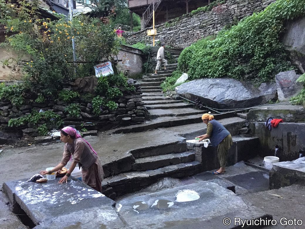 山から流れてくる水で洗濯をする女性たち（写真：筆者撮影）