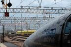 博多南駅のホームは車両基地の隅っこ。ドクターイエローも