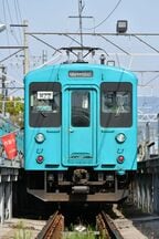 洗車中の105系。活躍を終える日まで入念な整備は続く