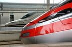 ライバルのスペイン鉄道「AVE」（奥）と