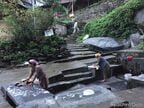 山から流れてくる水で洗濯をする女性たち