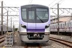 丸みのあるデザインの18000系