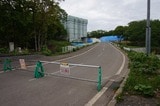 破産した東京の会社が建設していたホテルに続く道は通行止めになっていた（写真：筆者撮影）