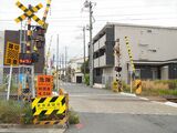 新宿道踏切では「ちゅうい」の警告表示が光る。しかし貨物列車の運行本数は最大でも1日9本で列車はめったにやってこない（編集部撮影）