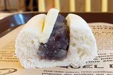 あんバターロールの断面図。きめ細かなパンと、しっとりあんこと分厚いバター（筆者撮影）