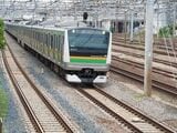 鶴見駅付近を走る湘南新宿ラインの列車（記者撮影）