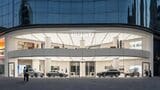 ファーウェイは都市の繁華街の自社ショールームでスマートフォンなどと一緒にクルマを展示・販売している。写真は北京のショールーム（同社ウェブサイトより）