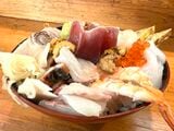井上氏は役場の前にある「幸柳寿司」では大将と一緒に海鮮丼のメニュー考案も行った。海鮮丼は店一番の人気メニューに（筆者撮影）